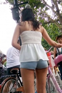 推着自行车的MM，前三角很饱满[94.8M/MP4]