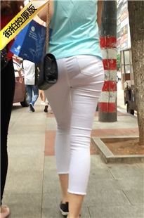 街拍白色紧身裤性感翘臀漂亮可爱美女[331M/MOV]