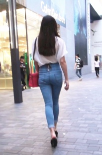 高挑的七分紧牛美女[391M/MP4]