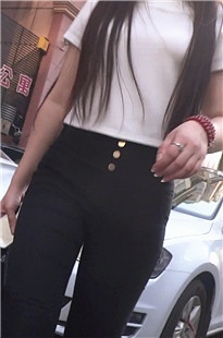 黑色打底裤紧臀时尚妹子[182M/MP4]