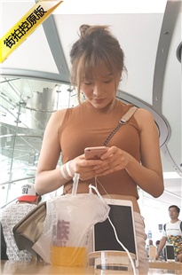 苹果商店大胸长腿美女超短牛仔热裤[1.1G/MP4]