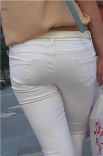 肥美丰满的白色牛仔裤美眉[151M/MP4]