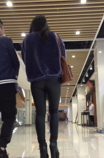 购物中心美色皮裤MM[644M/MOV]