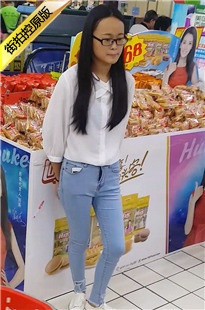 超市超美的淡蓝色牛仔裤长腿帆布鞋美眉[190M/MOV]