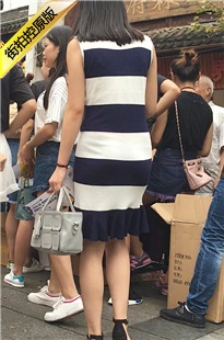 街拍蓝白条纹紧身连衣裙性感饱满丰臀美眉[197M/MOV]