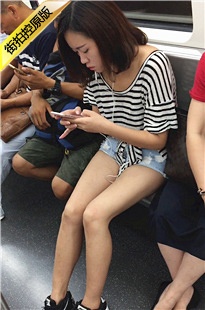 【醉爱作品】街拍漂亮长腿MM [168M/MOV]