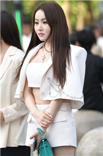 纤细美腿高跟闺蜜【套图+视频】3A7995[2.72G]