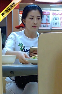 极品紧身白裤年轻辣妈[1.72G/MP4]