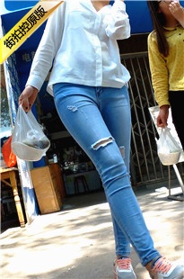 高挑牛仔裤小妹，前三角是如此吸引人[207M/MP4]