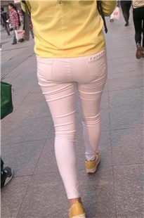 白色紧身裤翘臀美眉[188M/MP4]