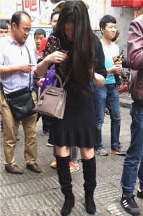 街拍黑色包臀短裙美女[198M/MOV]