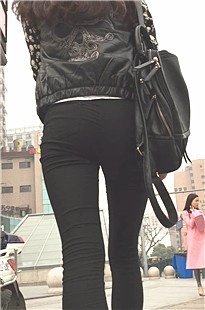 街拍时尚黑色紧身裤美眉[623M/MOV]