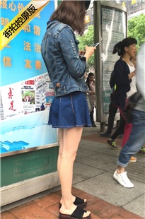 等车的牛仔超短裙极品白腿苗条身材漂亮美女[451M/MOV]
