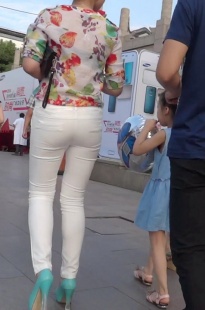 白裤美妇逛街，PP挺不错的[200M/AVI]
