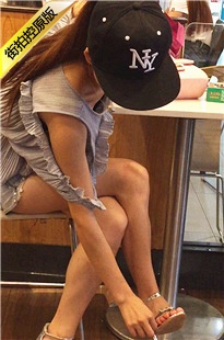 【醉爱作品】戴着帽子的长腿高跟MM [389M/MOV]