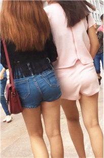 步行街跟拍两个热裤小妹[149M/MOV]