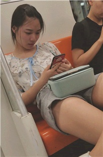 碎花上衣牛仔热裤[741M]