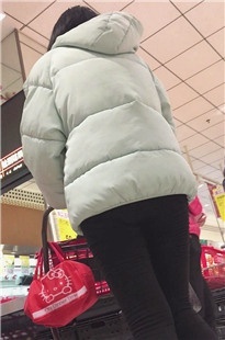 紧身裤之大学美女篇四[1.46G/MP4]