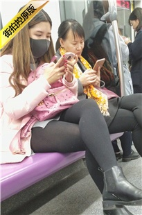 4K-街拍粉色羽绒服黑丝口罩妹[645M/MP4]