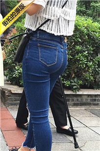 街拍蓝色紧身牛仔裤极品饱满丰臀美女[261M/MOV]