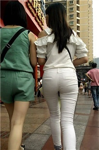 内痕明显的极品身材紧白裤MM[MP4/308MB]