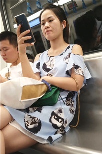 4K-地铁上的美腿美眉[549M/MP4]