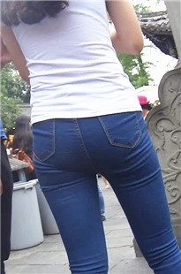紧身牛仔裤身材翘臀美眉[177M/MP4]