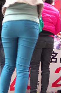 拥有傲人翘臀的时尚美女[150M/MTS]