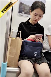 4K-地铁上可爱的小姐姐[919M/MP4]