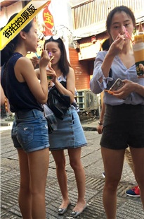 两个紧身热裤极品圆润翘臀美眉逛街[745M/AVI]