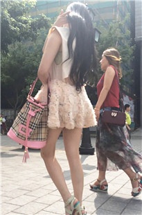 高跟凉鞋长发美女衣服很有个xing[160M/MP4]