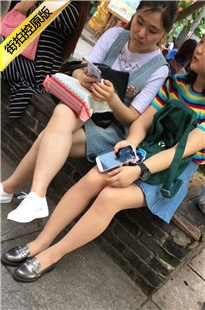 花坛休息的两个肉色SW清纯美眉子[392M/MOV]