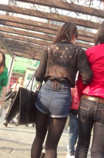 年轻妹子黑丝与热裤的完美搭配[110M/MTS]