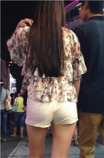 清纯的长发白热裤美眉[150M/MOV]