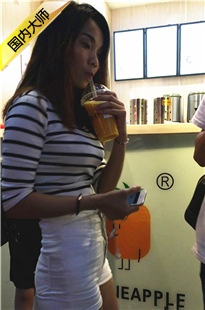 【带子狼】喝果汁的超紧白热裤翘臀美女[MP4/1.1G]