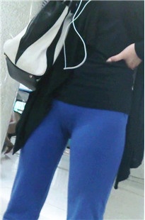 等地铁的蓝色呢绒裤熟女[217M/MP4]