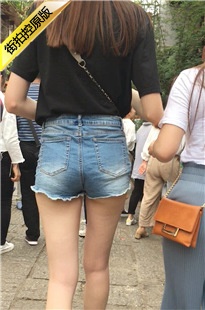 高挑身材牛仔热裤长腿美女，身材无可挑剔[508M/MOV]