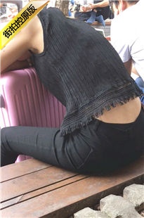 黑色紧身牛仔裤美眉坐椅子上休息[407M/MOV]