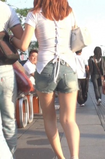 上衣很有个xing的翘臀热裤美眉[105M/MTS]