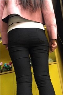 高挑黑色紧身裤美女和胖女逛街[1.22G/MOV]