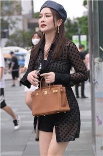 估计是在等豪车接她3A6390[3.18G]