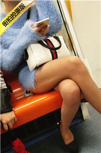 4K-地铁蓝色毛衣连衣裙黑色高跟肉丝长腿MM[788M/MP4]