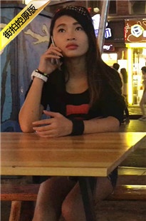 4K画质-xinggan路腰牛仔短裤美女和男友逛街[1.31G/MOV]