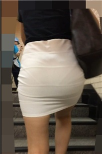 两个紧身包屯短裙OL美女[515M]