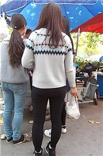 学校门口买饭的黑紧美眉2 [105M/MP4]