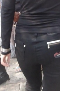 黑色紧身裤美女和朋友疯闹[172M/MP4]