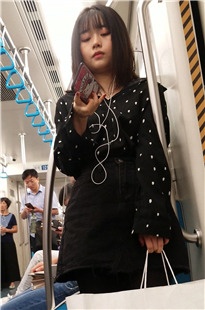 4K-地铁上的黑衣美女[625M/MP4]