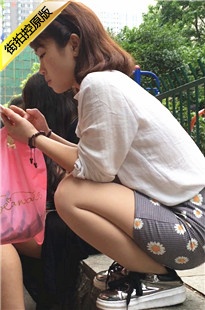 台阶休息的两个裙装漂亮美眉[463M/MOV]