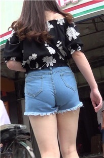 白嫩大腿的热裤宽臀美眉[525M/MTS]