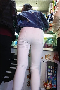白裤翘臀小妹和妈妈逛数码商场[268M/MP4]